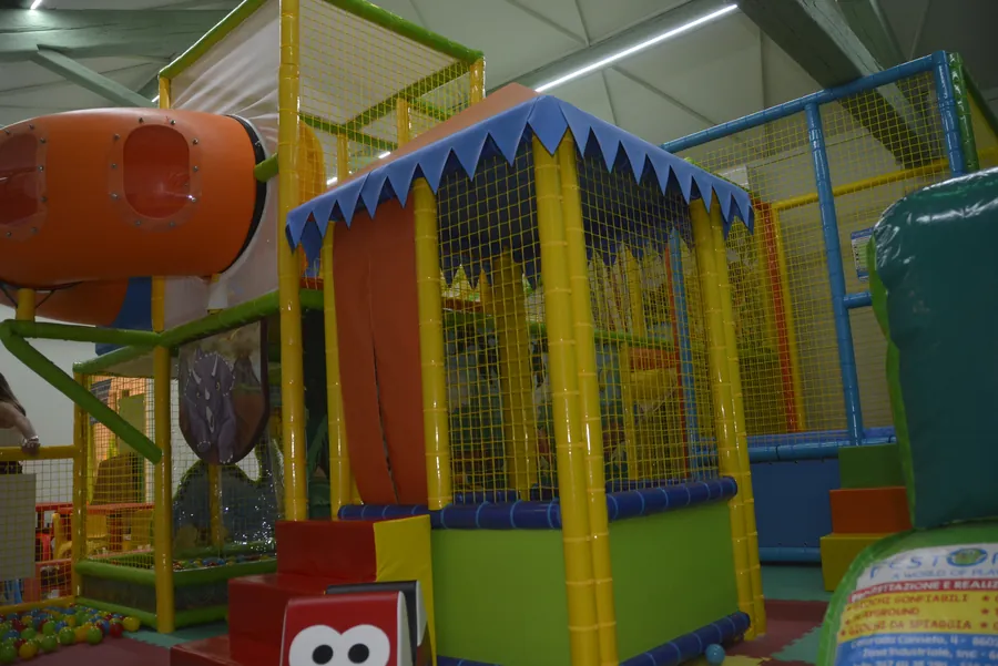 Area con gazebo e giochi morbidi allestibile per feste e compleanni
