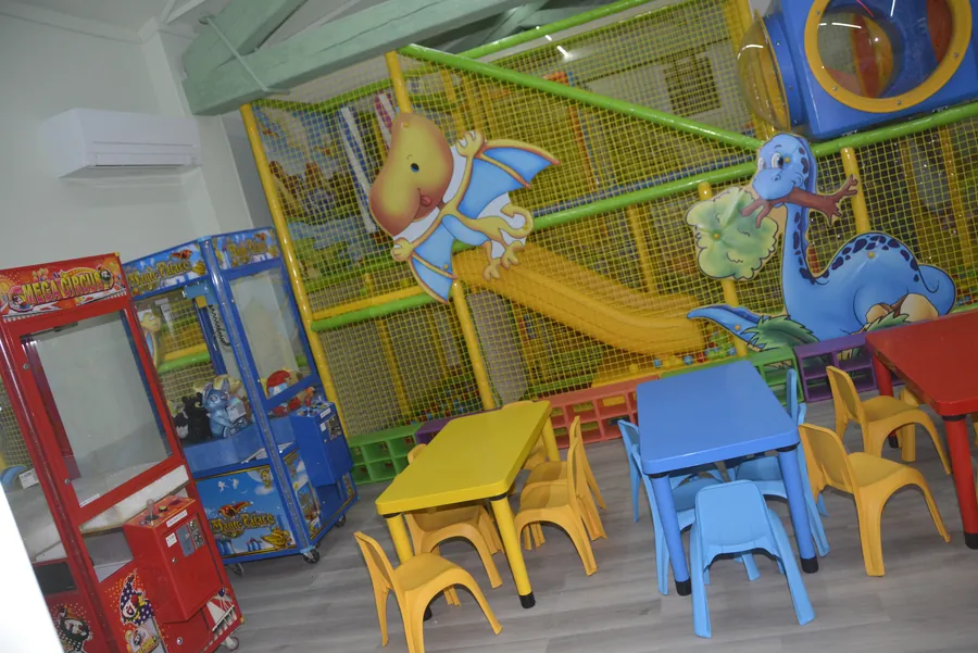 Sala della ludoteca con tavoli da gioco e struttura attrezzata