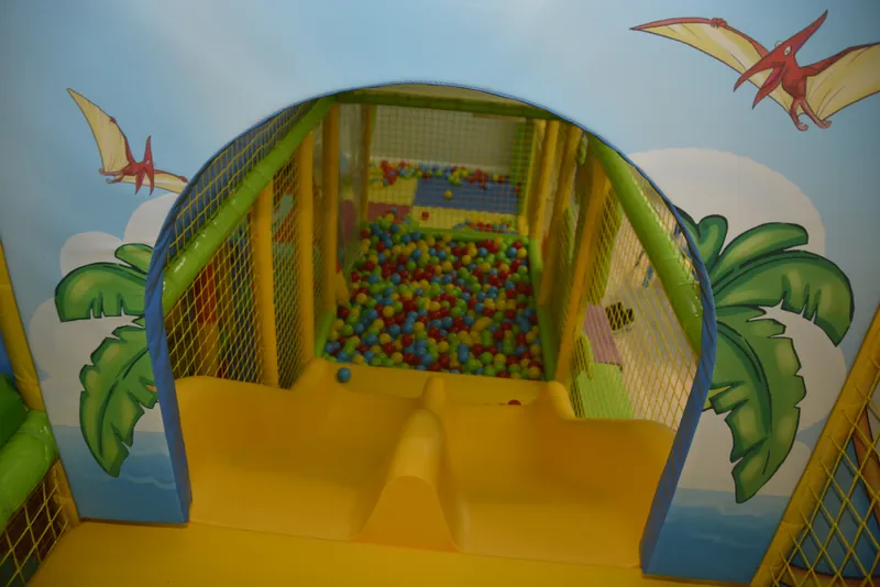 Piscina di palline con murale a tema preistorico
