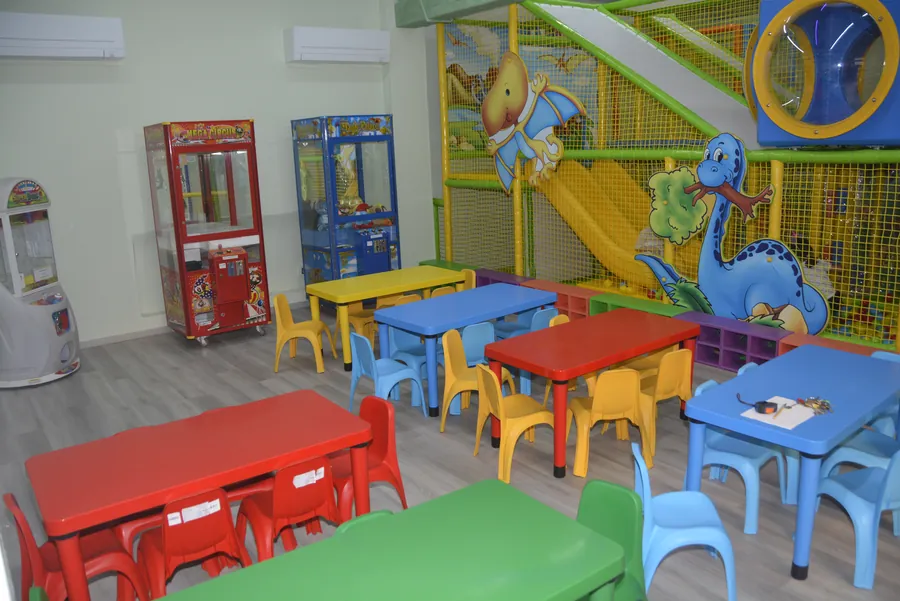 Tavolini colorati pronti per i laboratori creativi